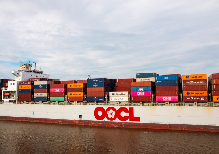 شركة OOCL تُدشّن سفينة حاويات تعمل بالوقود الميثانولي بسعة 24168 حاوية مكافئة