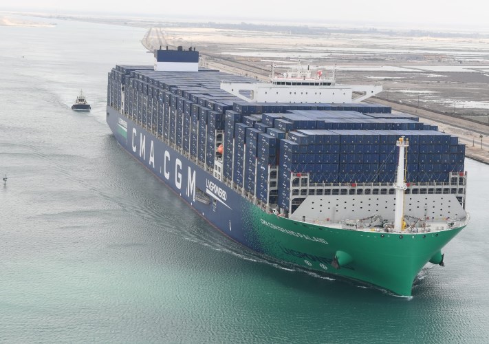 ربيع: قناة السويس تواصل ريادتها باستقبال سفينة الحاويات العملاقة الصديقة للبيئة «CMA CGM GRAND PALAIS»