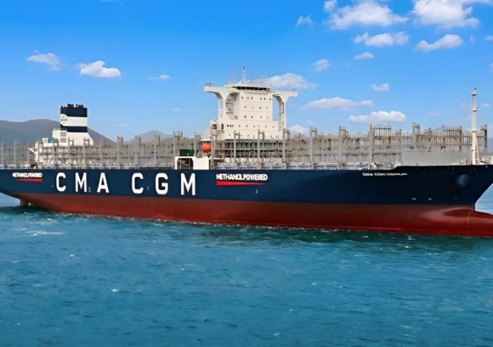 خط شركة CMA CGM يستقبل سفينة بطاقة 13 ألف حاوية مكافئة