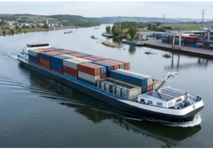 الصين تُسلّم أول سفينة حاويات كهربائية بالكامل مصنعة محليًا لصالح شركة CMA CGM