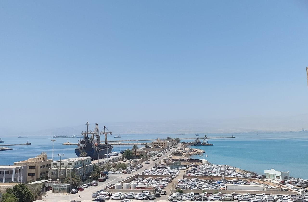 موانئ البحر الأحمر تُسجل حركة نقل قياسية: 20 ألف طن بضائع و704 شاحنات خلال 24 ساعة